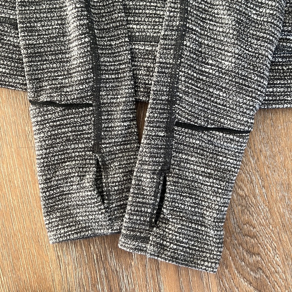 Lululemon long sleeve shirt grey and black - Picture 3 of 4